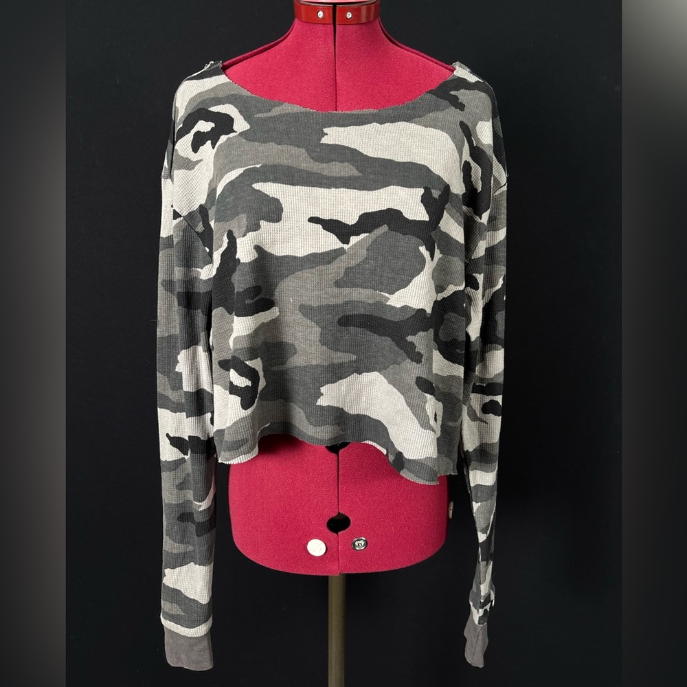 Ecko Unlimited Women's Camouflage Off-The-Shoulder Sweatshirt - Black and Gray